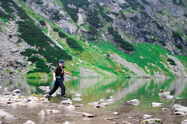 Çocuğa taş taş — Stok fotoğraf