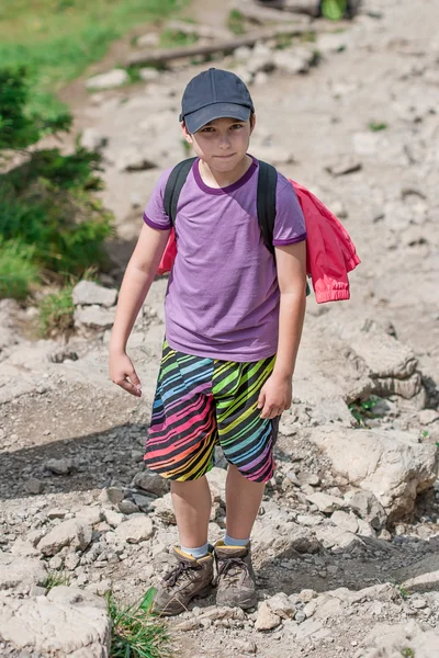 Rapaz na trilha da montanha — Fotografia de Stock