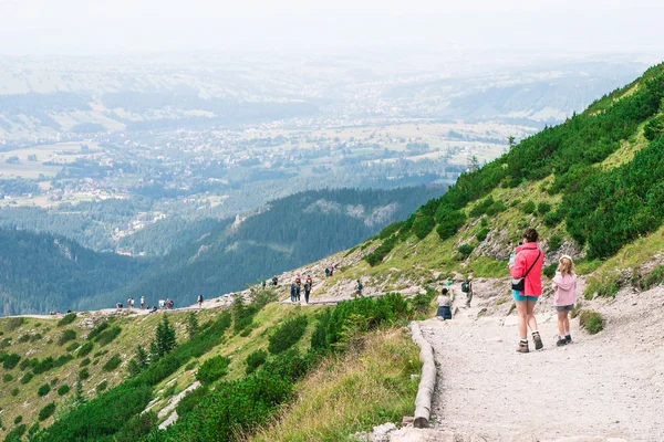 Donna e ragazza sul sentiero di montagna — Foto Stock