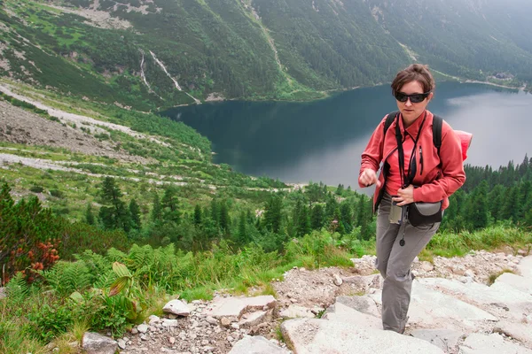 Vrouw wandelen in de bergen — Stockfoto