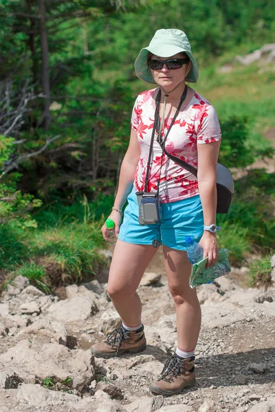 Woman on mountain trail — Stock Photo, Image