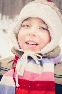 şapka ve atkı giymiş çocuk