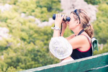 Dürbünle bakan kadın