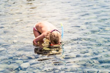 Deniz dibinde seyir kız