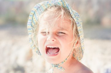 küçük kız ağlıyor