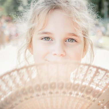 fan ile küçük kız