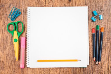 Masa üzerinde okul aksesuarları