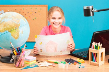 genç gülümseyen kız ödevini yapıyor