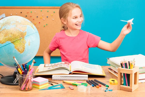 Menina sonhando sobre voar ao redor do mundo — Fotografia de Stock