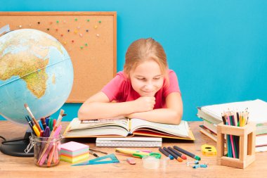 genç kız ödevini hakkında düşünme