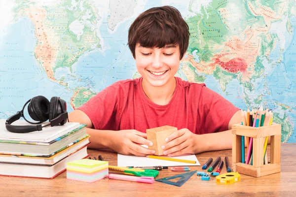 Jonge jongen houden een houten kubus — Stockfoto