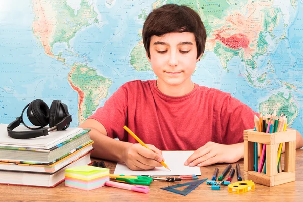 Jong jongen doet zijn huiswerk — Stockfoto