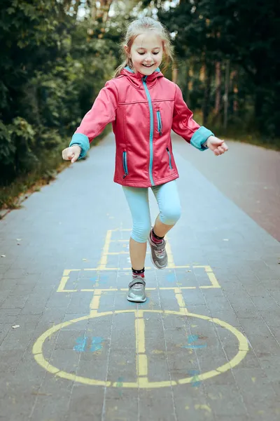 Menina Ativa Jogando Hopscotch Playground Livre Saltar Alegria Crianças Atividades — Fotografia de Stock