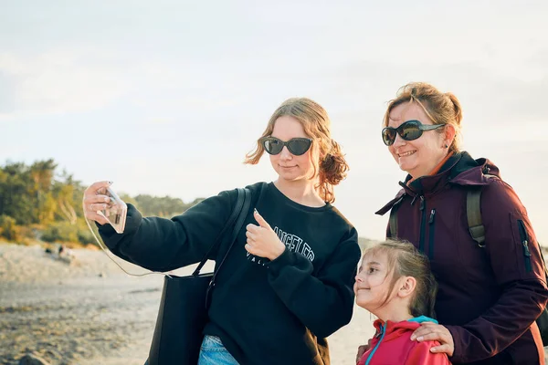 Familia Haciendo Gesto Saludando Durante Videollamada Teléfono Inteligente Durante Viaje — Foto de Stock