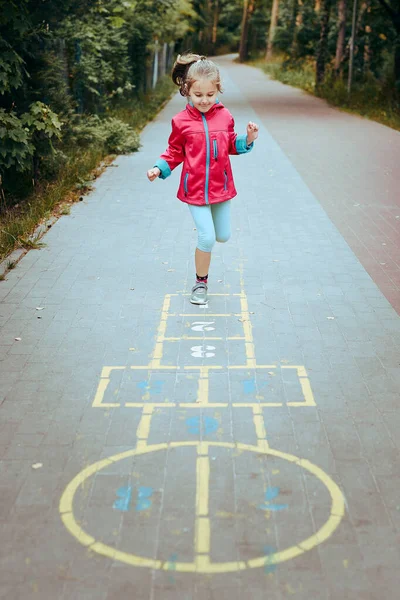 Menina Ativa Jogando Hopscotch Playground Livre Saltar Alegria Crianças Atividades — Fotografia de Stock