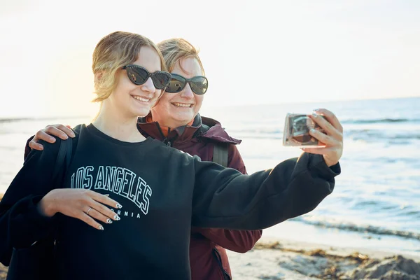 Glada Kvinnor Gör Videosamtal Smartphone Resan Sommarsemester Tar Selfie Bilder — Stockfoto