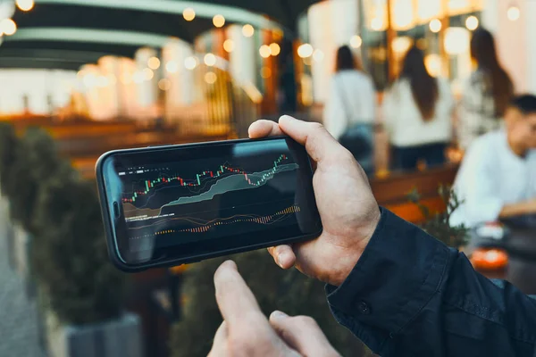 Orang Yang Berinvestasi Pasar Saham Cryptocurrency Menggunakan Aplikasi Investasi Smartphone — Stok Foto