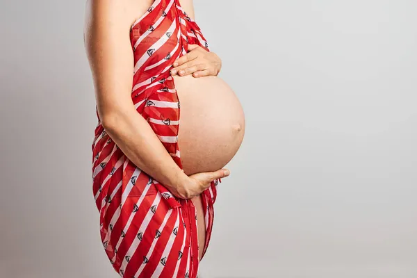 Ciężarna Kobieta Dotykająca Swojego Brzucha Stojącego Nad Czystym Tłem Ciąża — Zdjęcie stockowe