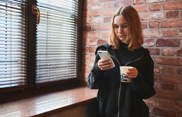 Mujer Mensajes Texto Teléfono Inteligente Beber Café Mientras Toma Descanso — Foto de Stock