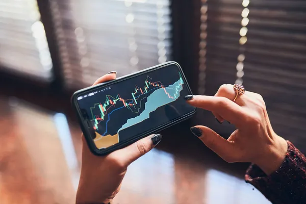 Person Investing Trading Stock Cryptocurrency Market Using Investing Application Smartphone — Stock Photo, Image