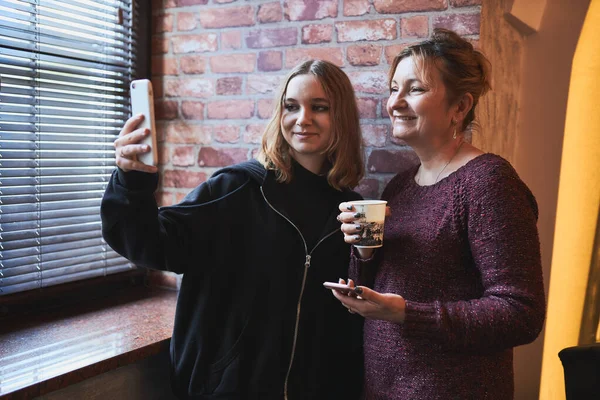 Ženy Dělají Videohovory Mobilu Fotit Selfie Pomocí Chytrého Telefonu Vzdálené — Stock fotografie