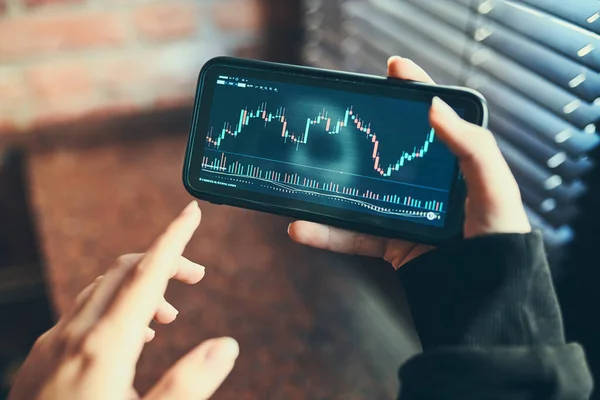 Orang Yang Berinvestasi Pasar Saham Cryptocurrency Menggunakan Aplikasi Investasi Smartphone — Stok Foto