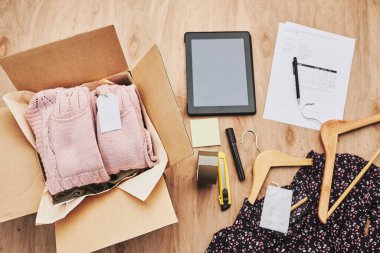 Müşteriye çevrimiçi paket siparişi. Çevrimiçi dükkandan giysi ürünleri paketi hazırlanıyor