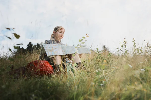 Femme Avec Sac Dos Ayant Pause Pendant Voyage Montagne Regardant — Photo