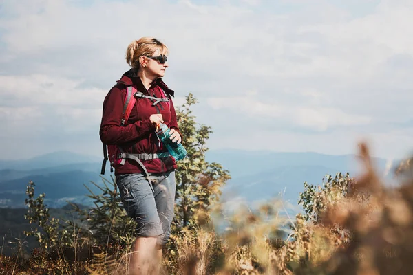 Woman Backpack Hiking Mountains Spending Summer Vacation Close Nature Woman — Stock Photo, Image