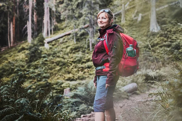 Woman Backpack Hiking Mountains Spending Summer Vacation Close Nature Woman — Stock Photo, Image