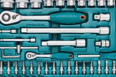 Plastik kutuda bir sürü bağlantısı olan bir cırcır. İş aletleri. Evrensel alet seti. Arkaplan