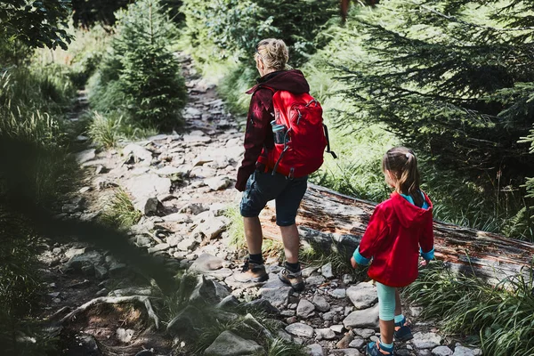 Familie Reis Bergen Moeder Met Klein Meisje Wandelend Pad Het — Stockfoto