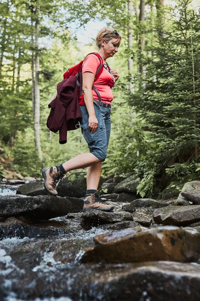 Kvinna Med Ryggsäck Vandring Bergen Tillbringa Sommaren Semester Nära Naturen — Stockfoto