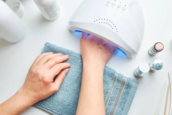 Woman Applying Gel Hybrid Polish Using Lamp Beauty Wellness Spa — Stock Photo, Image