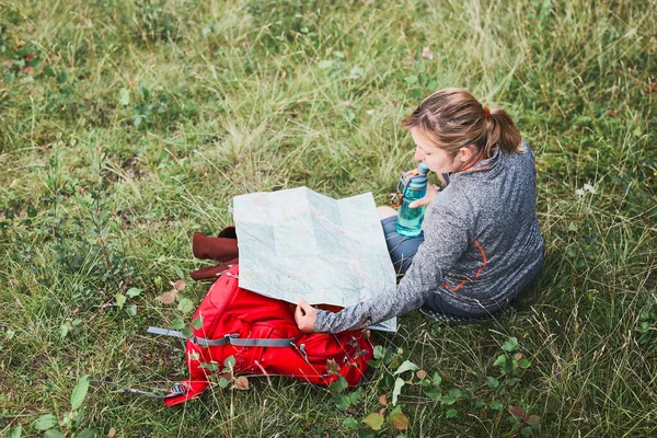 Woman Backpack Having Break Trip Mountains Looking Map Sitting Grass — Stock Photo, Image