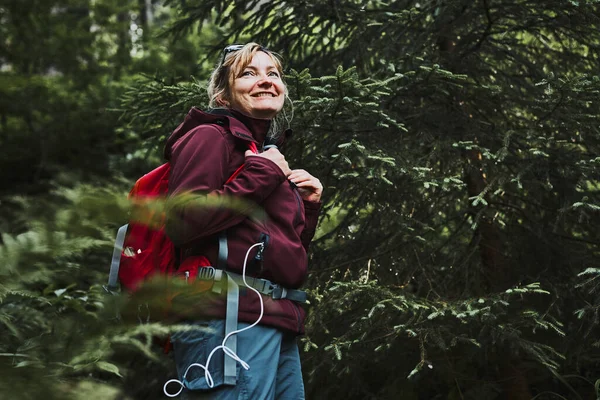 Женщина Рюкзаком Походы Лес Активно Проводит Летние Каникулы Близко Природе — стоковое фото