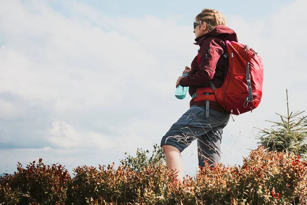 Sırt Çantalı Bir Kadın Dağlarda Yürüyüş Yapıyor Yaz Tatilini Doğaya — Stok fotoğraf