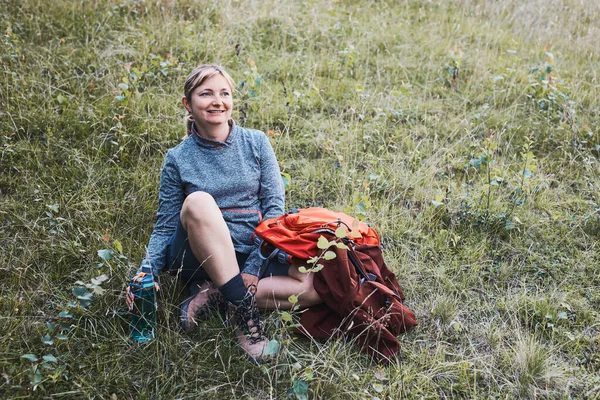 Smiling Happy Woman Backpack Resting Grass Hike Mountains Actively Spending — Stock Photo, Image