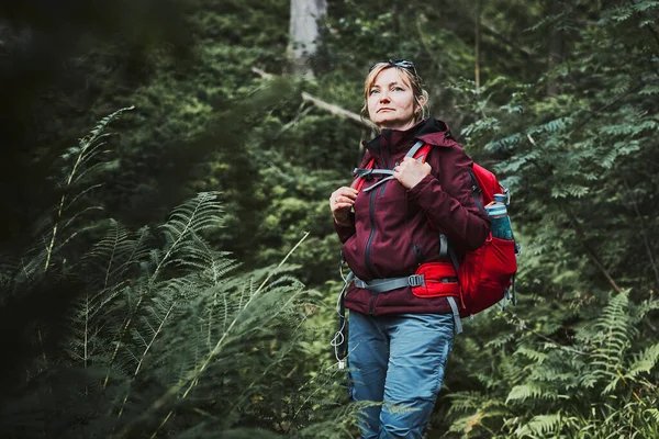 Vrouw Met Rugzak Wandelen Het Bos Actief Zomervakantie Doorbrengen Dicht — Stockfoto