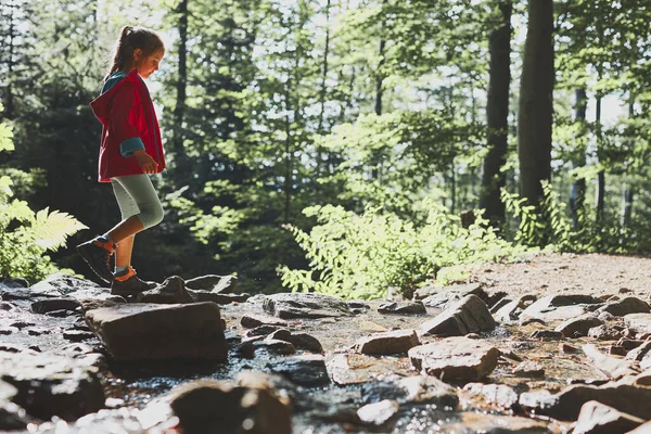 Criança Atravessar Riacho Menina Caminhando Nas Montanhas Passando Férias Verão — Fotografia de Stock