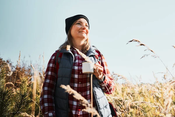 Mujer Sonriente Relajándose Disfrutando Del Café Durante Viaje Verano Mujer — Foto de Stock