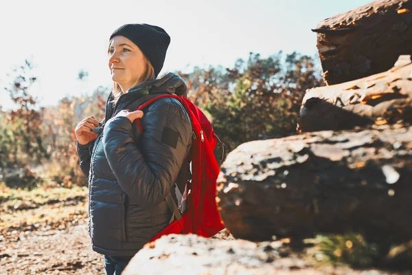 Vrouw Geniet Van Wandelen Zonnige Vakantiedag Vrouw Met Rugzak Die — Stockfoto