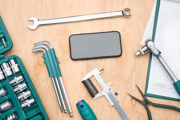 Bir sürü aletli atölye masası. İngiliz anahtarı, İngiliz anahtarı, Calliper ve cırcırböceği. İş aletleri. Evrensel alet seti. Profesyonel ekipmanlar. Arkaplan