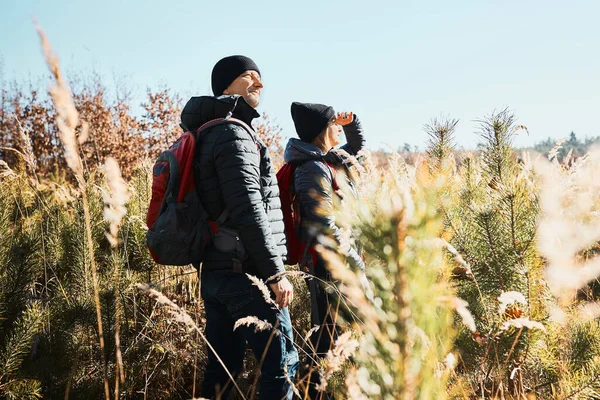 Couple Exploring Nature While Vacation Trip Hikers Backpacks Way Mountains — Stock Photo, Image