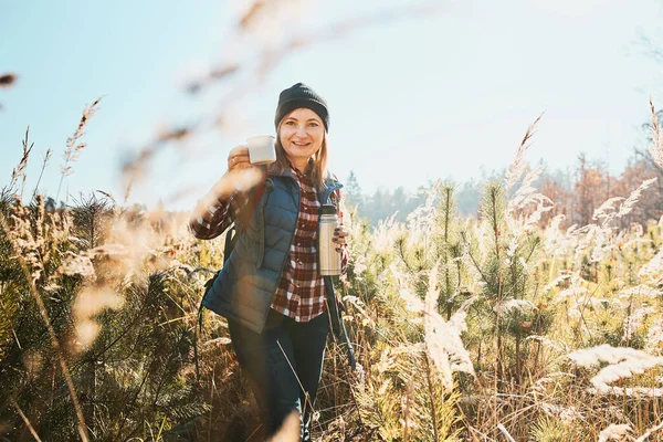 Vrouw Die Geniet Van Koffie Fel Warm Zonlicht Tijdens Vakantie — Stockfoto