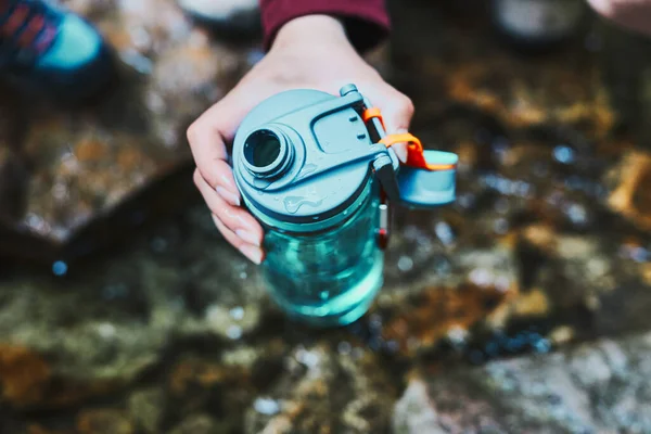 Vrouw Die Zuiver Water Uit Bergstroom Drinkt Tijdens Een Trekking — Stockfoto