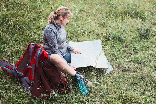 Woman Backpack Having Break Trip Mountains Looking Map Sitting Grass — Stock Photo, Image