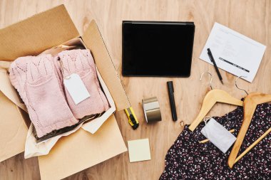 Müşteriye çevrimiçi paket siparişi. Çevrimiçi dükkandan giysi ürünleri paketi hazırlanıyor