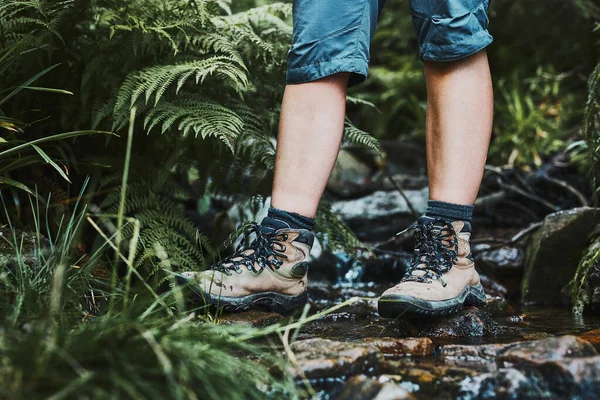 Dağ Deresinde Kayaların Üzerinde Duran Yürüyüş Botları Olan Dişi Bacaklar — Stok fotoğraf