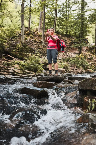 Taking Pictures Vacation Woman Backpack Taking Photos Landscape Using Smartphone — Stock Photo, Image